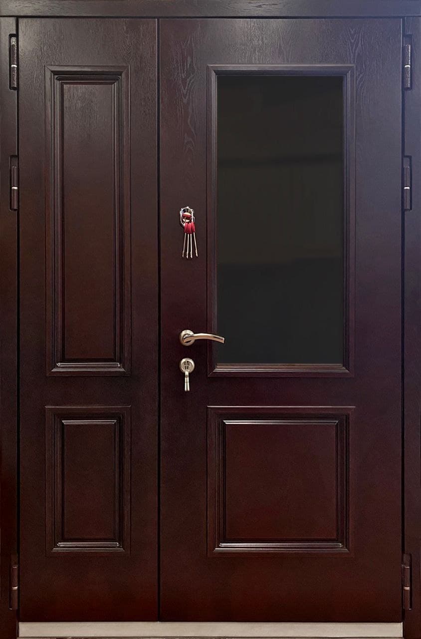 Входная дверь в коттедж бордового цвета