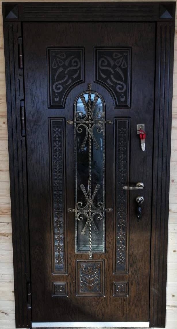 Металлическая входная дверь в коттедж